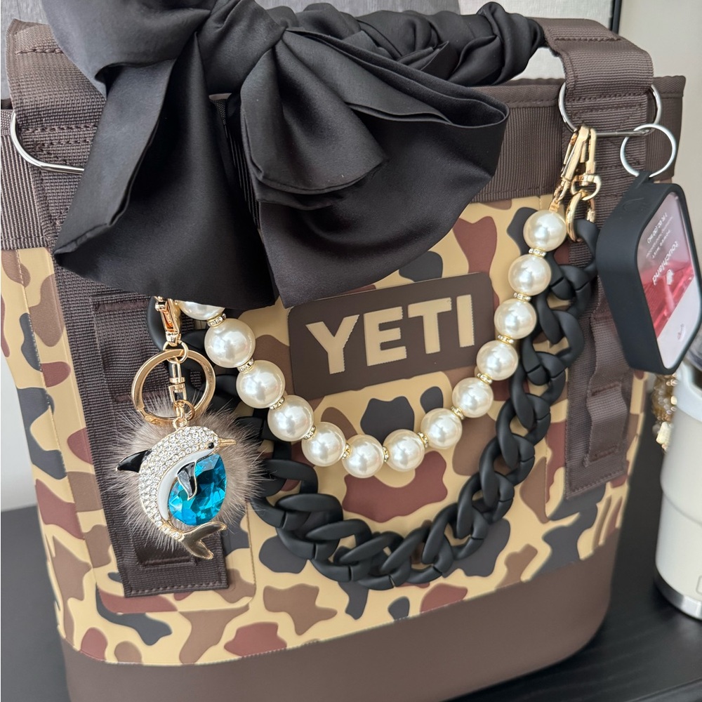YETI Camo “Wetlands” Camino 20 with Black Bow and Pearl Chain
